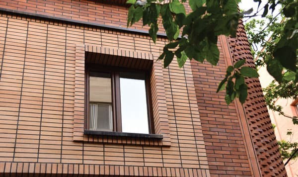 نمای ساختمان با آجر لفتون